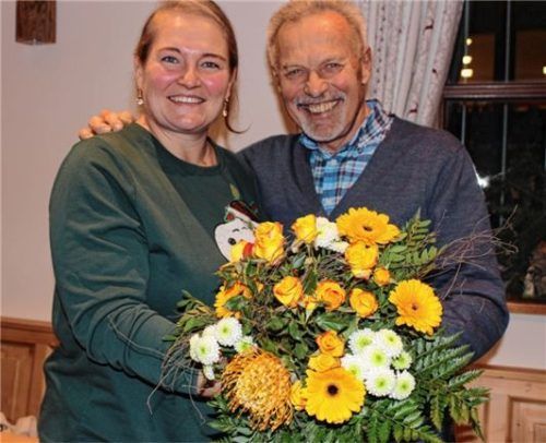 Einen Blumenstrauß vom Präsidenten Roland Thanhäuser für die „eigentlich preußische Köchin“, die die Stammtischler nicht verhungern lässt. Foto Huckemeyer