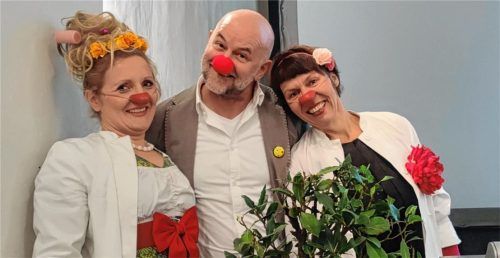 Einen viel umjubelten Auftritt bot Werner Gruber vom Raphael Hospiz in Salzburg. Auch die beiden Klinikclowns Dr. Ottilie Genusswurzel (links) und Dr. Liesel Radiesel sorgten mit viel Klamauk für gute Stimmung. Foto Hobmaier