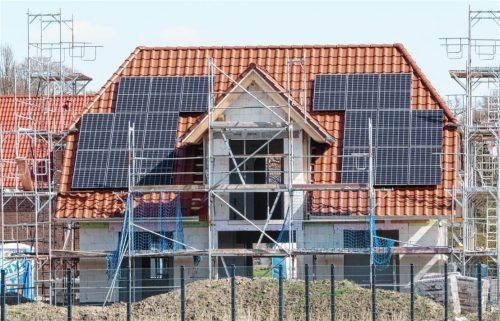 Einfamilienhaus mit Fotovoltaikanlagen: Die Gemeinde Eggstätt plant neue Wohngebiete (Symbolbild). Foto dpa