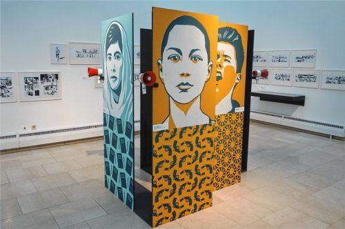 Emma Gonzalez und weiteren engagierten Jugendlichen ist die Säule im Eingangssaal der Galerie gewidmet, über die Megaphone kann man sich ihre Aufsehen erregenden Reden anhören. Foto friedrich