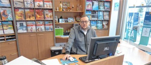 Er hilft, damit Urlaubsträume Wirklichkeit werden: Oliver Nowotny vom Kolbermoorer Reisebüro Lohmann & Nowotny. Für die Verbraucher hat der Experte einen Tipp, der jede Menge Geld sparen kann. Foto  Riediger