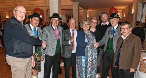 Erfolgreiche Zusammenarbeit bei der Spendenaktion: (von links) Joachim Doppstadt von der Bürgerstiftung, Richard Teichner vom Trachtenverein Alt Rosenheim, Franz Grießl vom Trachtenverein Stamm I sowie Anton Heindl, Almuth Aicher und Ricarda Krüger von der Bürgerstiftung und Christian Hlatky, Geschäftsführer der Bürgerstiftung, Alfred Licht von den Innviertlern und Herbert Bogensberger vom Volkstanzkreis.Foto Schlecker