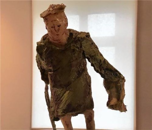 Erika Maria Lankes: „Kleine alte Frau mit Stock“, Polyester, eingefärbt, 1985.