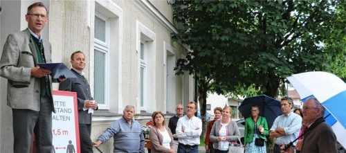 Eröffnung der Ausstellung zu „Tod und Leichenzug von König Ludwig III. und Königin Marie Therese“ im Alten Schulhaus mit dem Vorsitzenden des Frasdorfer Heimat- und Kulturvereins Rupert Wörndl (links) und Bürgermeister Daniel Mair (Zweiter von links). Foto rehberg
