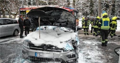 Erst die Feuerwehr konnte den Brand an dem Fahrzeug löschen. Foto Lamminger