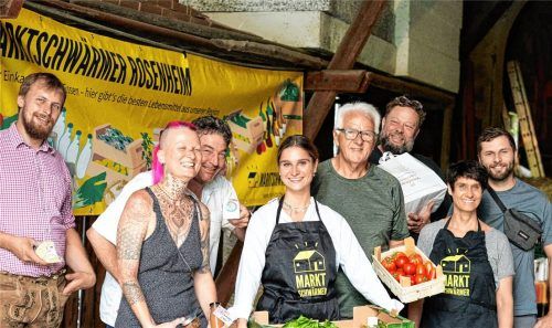 Erzeuger und Helfer der Rosenheimer Marktschwärmerei in der Landlmühle: (von links) Sebastian Moser vom Lochnerhof Samerberg, Gabi Gottschling aka Pink Deli, Hans Huber vom Anderlbauer Frasdorf, Marktschwärmer-Organisatorin Stephanie Wimmer, Armin Woelk vom Gustererhof, Rudolf Finsterwalder, Eigentümer der Landlmühle, Alexandra Wimmer vom Marktschwärmer-Team sowie Paul Grella von beeast-Naturkosmetik. Foto Re