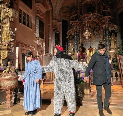 Eva und Adam (Nora Nettekoven und Maximilian Schellenberger) werden vom Teufel (Hansjörg Schellenberger) gelobt, doch dann kommt Gott hinzu (Peter Weiß auf der Kanzel) und bestraft sie. Foto kirchner