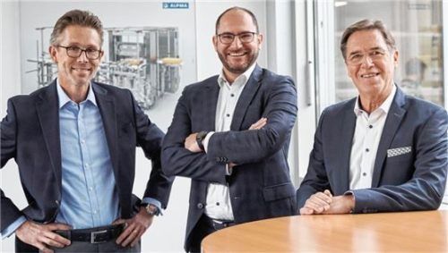 Fast zwei Jahrzehnte an der Spitze eines Weltmarktführers – Gisbert Strohn (rechts) geht in den Ruhestand. Sein Nachfolger, Michael Weber (Mitte), wird ab 1. Januar gemeinsam mit Geschäftsführer Frank Eberle (links) die Doppelspitze des Maschinenbauers bilden.Foto re