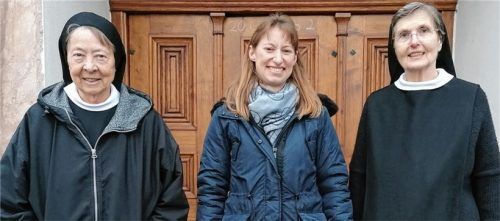 Fasziniert von der Geschichte der Seligen Irmengard sind (von links) die Archivarin Schwester Magdalena, die Hauptdarstellerin Barbara Bichler und die Äbtissin Johanna Mayer OSB gleichermaßen. Foto Ammelburger