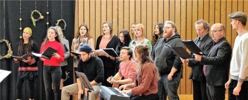 Frenetischen Beifall gab es für den Projektchor, der den Festakt in Altenhohenau musikalisch umrahmte.Foto re