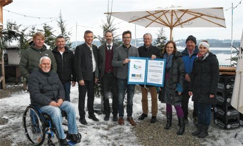 Freude über das Geld: (von links) Harald Oberrenner, Behindertenbeauftragter von Stephanskirchen und Initiator des barrierefreien Stegs, die Seebesitzer Josef Summerer und Josef Kloo, LAG-Vorsitzender Anton Wallner, Dr. Andreas Uhlig, der Geschäftsleiter der Gemeinde, Stephanskirchens Bürgermeister Karl Mair, AELF-Behördenleiter Dr. Georg Kasberger, Gwendolin Dettweiler, Managerin LAG Mangfalltal-Inntal, Thomas Sandbichler vom Seebesitzerverband und Verena Bauer, Geschäftsführerin Seebesitzerverband, bei der Übergabe des Förderbescheids am Simssee. Foto Schlecker