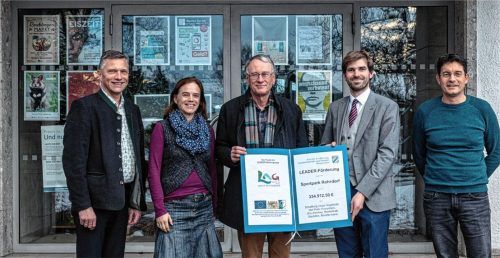 Freude über rund 335000 Euro für den Sportpark (von links): Anton Wallner Vorstand der Leader Aktionsgemeinschaft Mangfalltal-Inntal, Gwendolin Dettweiler, Projektmanagerin der Aktionsgemeinschaft, Dr. Georg Kasberger, Chef des Amtes für Ernährung, Landwirtschaft und Forsten, Bürgermeister Simon Hausstetter und Verwaltungsleiter Christian Schoenleber. Foto THOMAE