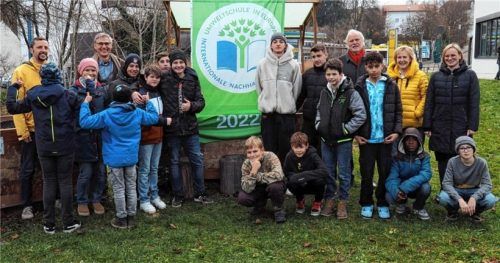 Freude vor Weihnachten: Schulleiterin Maria Albert (gelber Anorak), und Zweiter Bürgermeister Werner Gartner mit Lehrkräften und Schülern der Mittelschule. Foto Weithofer