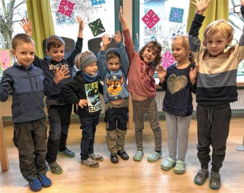 Freuen sich schon auf den Besuch des Nikolauses: (von links) Janis (5), Christian (6), Luis (4), Julius (4), Emma (5), Melina (5) und Simon (5). Foto Bettinger