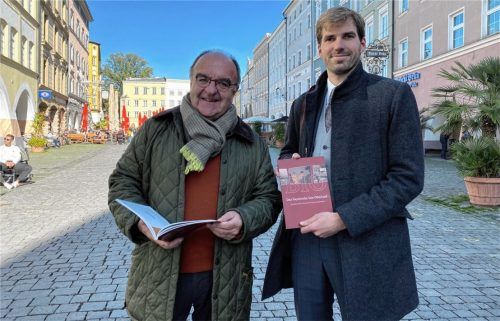 Freuen sich über die Jahresausgabe des Buches „Das bayerische Inn-Oberland“: Karl-Heinz Brauner (links) und Simon Hausstetter. Foto Trautmann