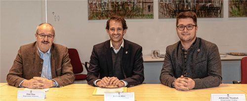 Freuen sich über Pruttings Beitritt zur Arbeitsgemeinschaft Stadt und Umlandbereich Rosenheim: (von links) der Kolbermoorer Bürgermeister Peter Kloo, der Rosenheimer Oberbürgermeister Andreas März und der Pruttinger Bürgermeister Johannes Thusbaß. Foto Thomae