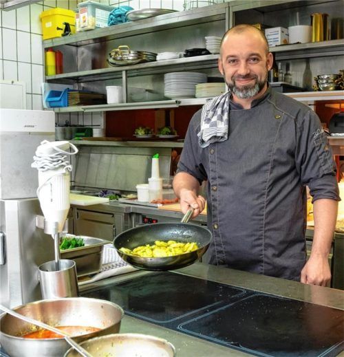 „Für die Menschen zu kochen, ist schön“, sagt Maksim Lazniuk. Seit einem halben Jahr bekocht der Ukrainer die Gäste des „Fischer am See“ in Prien. Foto Anita Berger