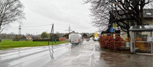 Gefährlich für Schulkinder und Senioren ist die Verkehrssituation an der Lohholzer Straße. Zwar wird sie im Norden (rechts) von einem Geh- und Radweg flankiert, im Süden (links) aber nicht. Foto Gerlach