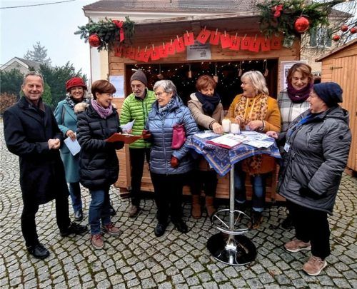Gemeinsam für den Verbleib des Krankenhauses: (von links) Franz Stein, Bürgermeister Reichertsheim, Maria Furch, Schatzmeisterin des Krankenhaus-Fördervereins, Elisabeth Schätz, Bürgermeisterin Haag, Egon Barlag, Zweiter Vorsitzender des KH-Fördervereins, Annemarie Haslberger, die ehemalige Bürgermeisterin von Reichertsheim, Dr. Christa Schulz, ehemalige Hausärztin, Gemeinderätin Eva Rehbein, Christa Heindl, Vorsitzende des KH-Fördervereins, und Gemeinderätin Christa Moser.Foto  Mittermair