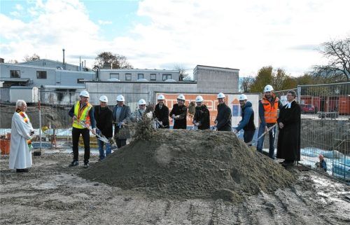 Gemeinsamer Spatenstich: (von links) Bauleiter Martin Friedl, Zweiter Bürgermeister Robert Zehetmaier, Bauherr Mario Mittermeier, Seniorenbeauftragte Renate Hanzekovic, Bürgermeister Karl Mair, Bauherr Markus Mittermeier, Architekt Ludwig Labonte, Bauleiter Josef Katzer sowie die Bauunternehmer Michael Mayer und Martin Zabernig. Foto Peter Schlecker