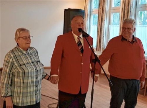 Gemeinsames Singen: (von links) Erika Federmann, Toni Brandner und Michael Zeisler trugen ein bekanntes Lied am VdK-Nachmittag vor.Foto re