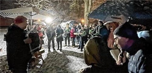 Gemeinsames Singen vor dem Schechener Rathaus. Foto re
