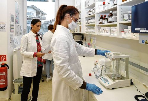 Gerührt, nicht geschüttelt: Nadja Wehner und ihre Mitarbeiterin Christina Kurz bei der Herstellung eines Präparats in der Rosen-Apotheke. Foto Peter Schlecker