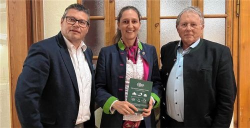 Geschäftsführer der Zimmerer-Innung Altötting-Mühldorf Markus Saller, Jorun Klinger-Illner und Innungs-Obermeister Christian Drexl.