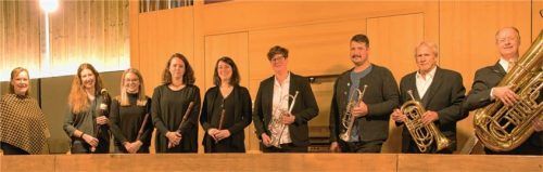 Gestalteten das Konzert: Sprecherin Regina Berger (von links), Franziska Korn, Anna Schumacher, Annika Schmid, Julia Ljubos, Elisabeth Stacheter, Leonhard Seiderer, Eduard Berger und Dr. Michael Stacheter.Foto re