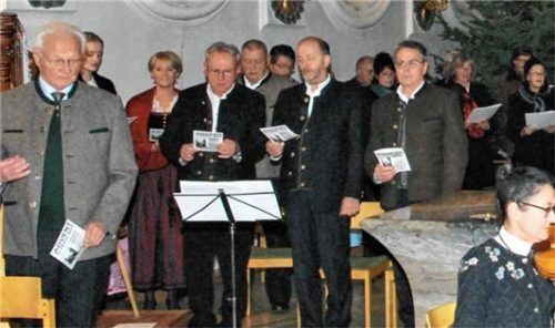 Günther Reichelt (links) in Aktion. Auch heuer zeichnet er für das Adventssingen verantwortlich. Foto Knarr