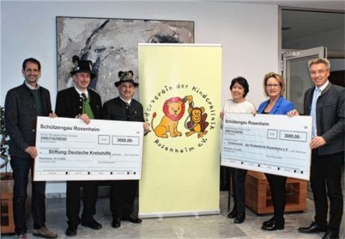 Gutes tun und darüber reden: (von links) Oberbürgermeister Andreas März, Vorsitzender Gerhard Nevihosteny und Gausportleiter Max Weinhart vom Schützengau Rosenheim, Helene Lohner und Mihaela Hammer vom Förderverein der Kinderklinik Rosenheim und Landrat Otto Lederer.Foto  Strim