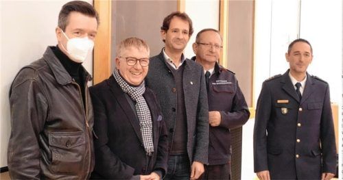 Hatten zum Pressegespräch „Lenkungsgruppe Blackout“ eingeladen: (von links) Ordnungsdezernent Herbert Hoch, Wirtschaftsdezernent Thomas Bugl, Oberbürgermeister Andreas März, Hans Meyrl, Leiter des Amtes für Brand- und Katastrophenschutz, und der Leiter der Polizeiinspektion Rosenheim, Volker Klarner.Foto  Wunsam
