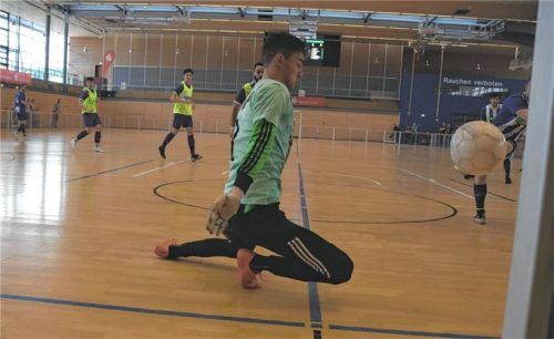 Hautnah dran ist man beim Hallenfußball-Sparkassenpokal, wenn der Ball – wie hier im Spiel zwischen Brannenburg und Happing – im Tor einschlägt.Foto Franz Ruprecht