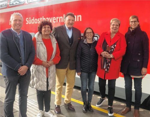 IHK-Geschäftsführer Herbert Prost, Ingrid Heckner, Eberhard Sasse, Magdalena Obermayer, Ingrid Obermeier-Osl, Dr. Carolin Jürgens (von links) Fotos rath