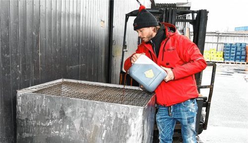 Im vergangenen Jahr traf die Absage der Christkindlmärkte die Edelobstbrennerei & Weinkellerei Stettner hart. Franz Stettner musste den Glühwein in Kanistern zurück in Tanks schütten. In diesem Jahr sorgen Vereine und Christkindlmärkte dafür, dass die Hersteller aufatmen können. Foto  Schlecker