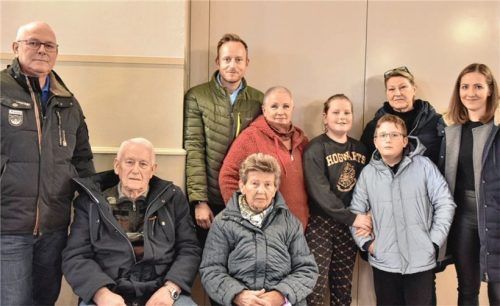 Immer an Sabrinas Seite: (von links stehend) Sabrina Dörings Vater Willi Wolf, Ehemann Ben, Mama Cornelia Wolf, Tochter Lea, Sohn Luis, Tante Claudia Wolf, Schwester Laura Pangratz sowie vorne sitzend: Willi und Maria Wolf, Opa und Oma. Foto Brosch