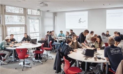 In den SCALE-UP-Räumen erarbeiten sich die Studierenden den Lernstoff in Gruppen. Foto Lisa Lanzinger