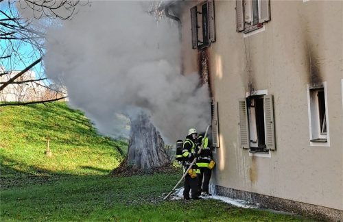 In der Argonnenstraße geriet am Donnerstag ein Wohnhaus in Brand.Fotos Reisner