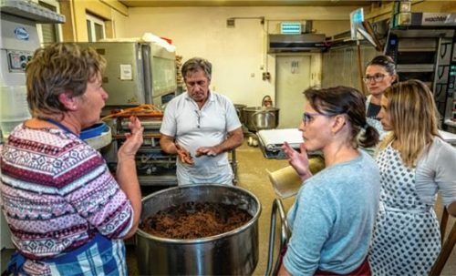 In die Geheimnisse des Kletzenbrotbackens ließ sich Maria Stadler (von links) von Bäckermeister Wolfgang Sattlberger zusammen mit Traudi Kloo, Sylvia Steiner und Manuela Jankes einweihen. Foto nitzsche