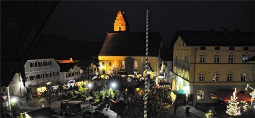 In vorweihnachtlichem Glanz präsentierte sich der Marktplatz in Neubeuern. Foto  Reischl-Zehentbauer