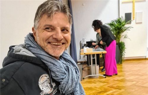 Josef Höck, Behindertenbeauftragter aus der Gemeinde Eggstätt, berichtet aus seinem Alltag im ÖPNV Foto dpa/Josef Höck