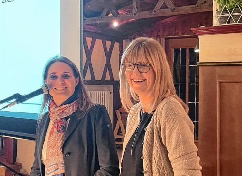Julia Hausmann (rechts), Leiterin der Tourist-Info Eggstätt, und ihre Kollegin Pia Steen berichteten auf der Bürgerversammlung über gestiegene Übernachtungszahlen und das erfolgreiche Ferienprogramm. Foto Kirchner