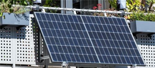 Kleine Solarkraftwerke für den Balkon: Elektro-Innungsmeister Martin Kaffl und Michael Wolters von RoSolar sprechen über Vor- und Nachteile von Kleinanlagen. Foto dpa/Kreishandwerkerschaft Rosenheim/