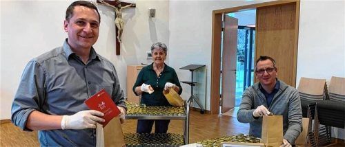 Kollegen und Weggefährten: Rosenheims scheidender Dekan, Domkapitular Daniel Reichel (rechts), und Pfarrer Fabian Orsetti, der als dessen Nachfolger nun zusätzlich die Pfarreien im Rosenheimer Süden verantwortet. Mit im Bild: Pfarrhausfrau Inge Tschirch. Foto Aerzbäck