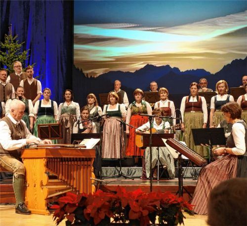 Konzertleiter Hans Berger an der Zither, sein Ensemble, der Montini-Chor, Frauen-Dreigesänge und der Männergesang beim Adventsingen.Foto füchtner