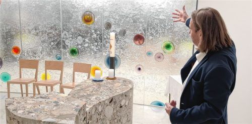 Künstler Daniel Bräg erklärt die Bezüge im Raum der neuen Klinikkapelle.Foto rieger