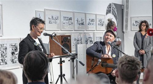 Kuratorin Christine Knödler eröffnet die Ausstellung „Wegschauen verboten“ in der Städtischen Galerie.Fotos Martin Weiand
