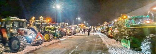 Landwirte wollen mit der Aktion allen Menschen ein frohes und gesundes Weihnachtsfest wünschen. Foto  Re