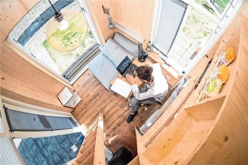 Leben und Arbeiten in einem Mini-Häuschen: Ein Tiny House kann eine Antwort auf den Raummangel und steigende Immobilien-Preise in den Innenstädten sein. Foto Alexander Heinl/dpa