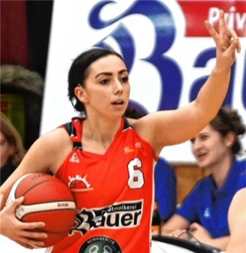 Levke Brodersen zeigt es an: Die Wasserburger Basketball-Damen brauchen zwei Punkte. Foto Hans-Jürgen Ziegler
